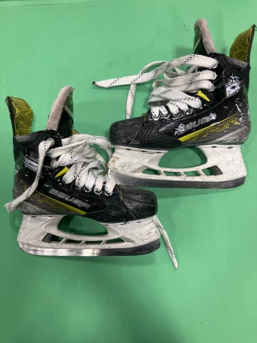 Junior Bauer Vapor X4 Hockey Skates Regular Width Size 2.5 (Used)