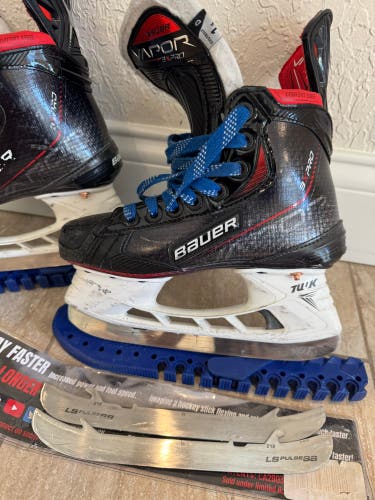 Bauer Vapor X3 Hockey Skates Size 1.5 (Used)