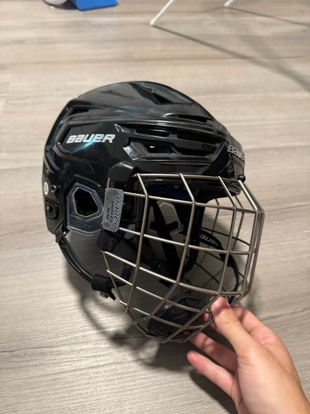 Medium Bauer Re-Akt 150 Helmet with Profile III Cage