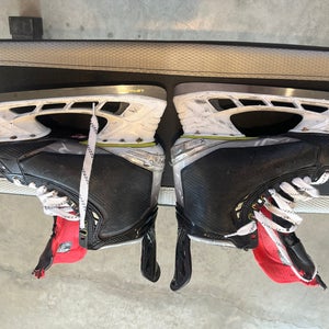 2021 Bauer Vapor Hyperlite Hockey Skates Regular Width 11.5 (Used)