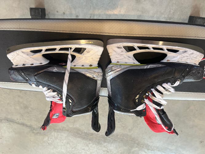 2021 Bauer Vapor Hyperlite Hockey Skates Regular Width 11.5 (Used)
