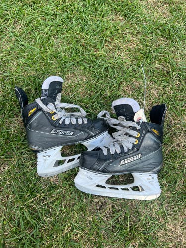 Youth Bauer Supreme 170 Hockey Skates Regular Width Size 1.5 (Used)