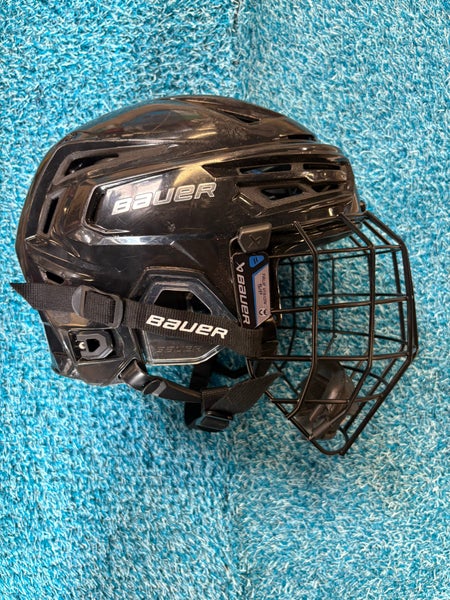 Black Medium Bauer Re-Akt 155 Helmet (Used)