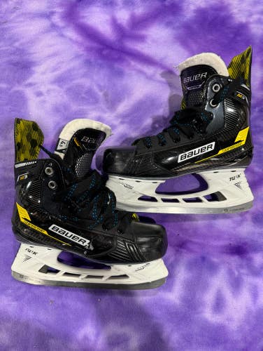Intermediate Bauer Supreme M3 Hockey Skates Regular Width Size 4.5 (Used)