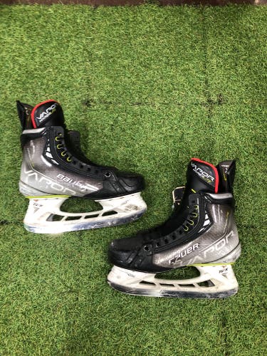 Intermediate Bauer Vapor Hyperlite Hockey Skates Size 5.5 (Used)
