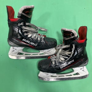 Intermediate Bauer Vapor X4 Hockey Skates Size 5.5 (Used)