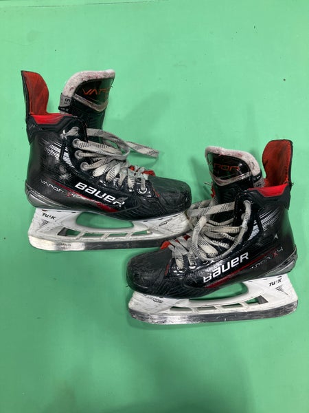 Intermediate Bauer Vapor X4 Hockey Skates Size 5.5 (Used)