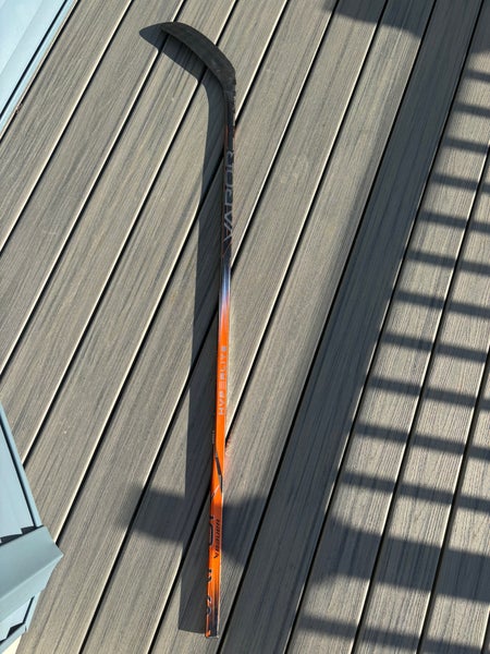 Senior Bauer Vapor Hyperlite 2 Right Handed Hockey Stick P28M Pro Stock (Used)
