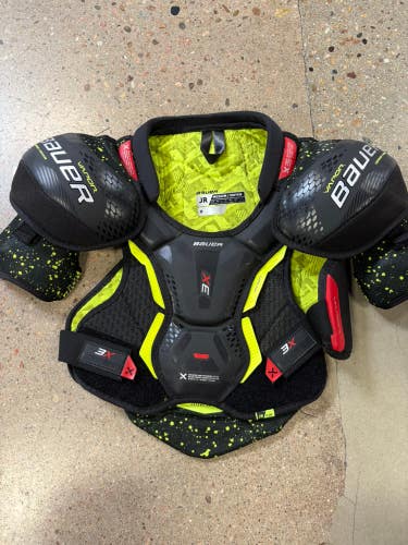 Medium Junior Bauer Vapor 3X Shoulder Pads (Used)