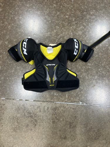 Small Senior CCM Tacks 9040 Shoulder Pads (Used)