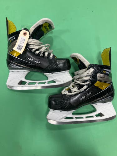 Intermediate Bauer Supreme S37 Hockey Skates Extra Wide Width Size 5.5 (Used)