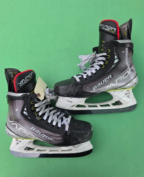 Intermediate Bauer Vapor Hyperlite Hockey Skates | Size 5.5 Fit 2