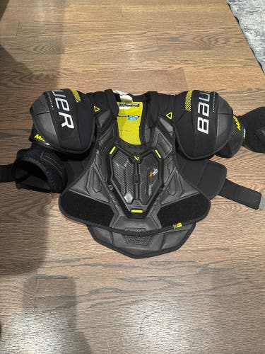 Men's Large Intermediate Bauer Supreme Mach Shoulder Pads (Used)