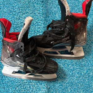 Intermediate Bauer Vapor X5 Pro Hockey Skates Size 5.5 (Used)