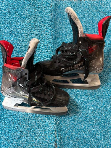 Intermediate Bauer Vapor X5 Pro Hockey Skates Size 5.5 (Used)