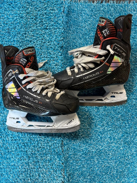 Intermediate True HZRDUS 9X Hockey Skates Regular Width Size 4.5 (Used)
