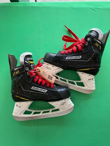 Junior Bauer Supreme M1 Hockey Skates Regular Width Size 1 (Used)