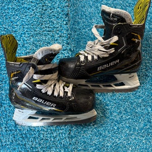 Youth Bauer Supreme M5 Pro Hockey Skates Regular Width 13.5 (Used)