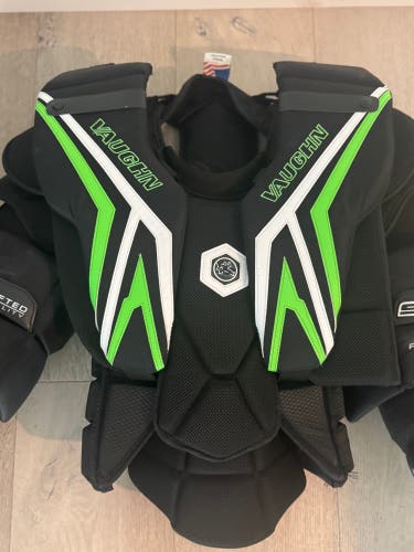 Medium Vaughn SLR4 Pro Carbon Goalie Chest Protector (Used)