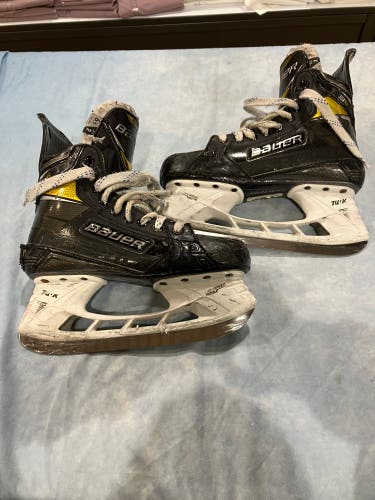 Intermediate Bauer Supreme 3S Pro Hockey Skates 6.5 Fit 2 (Used)