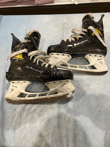 Intermediate Bauer Supreme 3S Pro Hockey Skates 6.5 Fit 2  (Used)