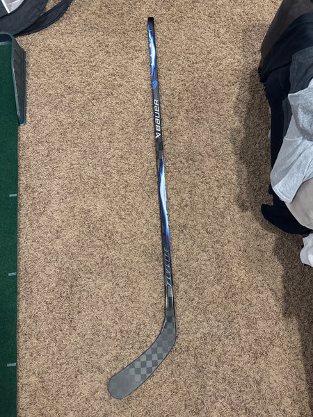 Intermediate Bauer Vapor FlyLite Right Handed Hockey Stick P92 (Used)