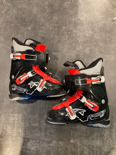 Mondo 21 & 21.5 Unisex Nordica Firearrow Team 3 Ski Boots (Used)