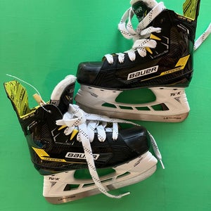 Junior Bauer S22 Supreme Matrix (SMU) Hockey Skates Regular Width Size 3.5 (Used)