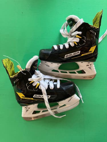 Junior Bauer S22 Supreme Matrix (SMU) Hockey Skates Regular Width Size 3.5 (Used)
