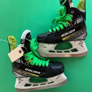 Junior Bauer Vapor X4 Hockey Skates Extra Wide Width Size 2 (Used)