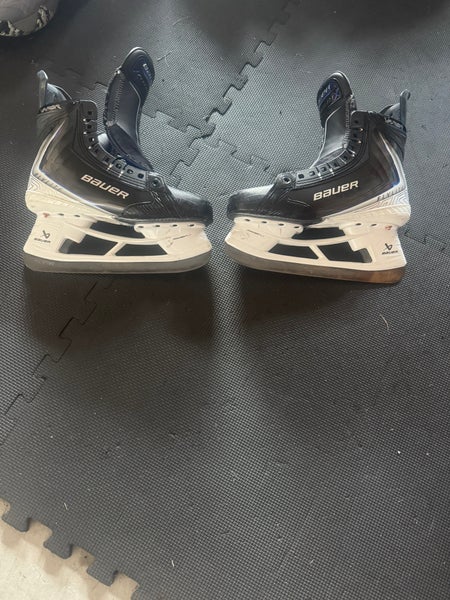 2025 Bauer Vapor Flylite Hockey Skates Regular Width Pro Stock 5.5 like new