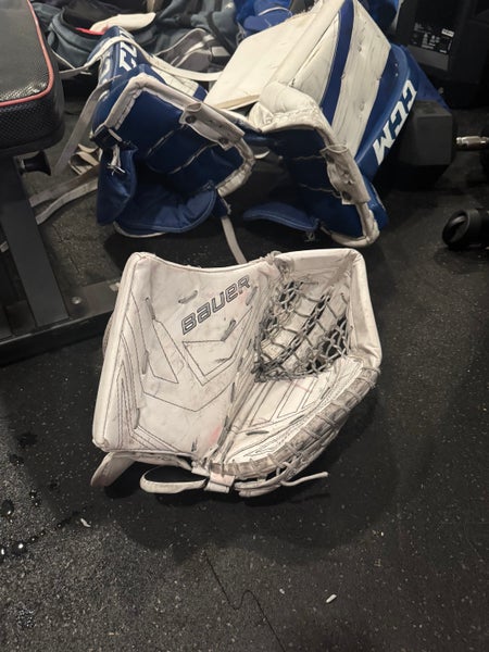 Senior Bauer Supreme One70 Regular Goalie Glove (Used)