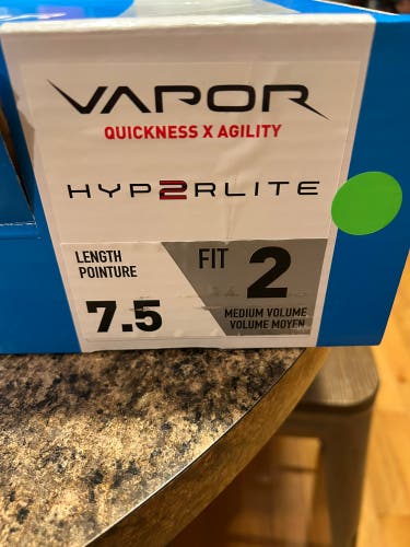 Bauer Vapor Hyperlite 2 Hockey Skates 7.5 (Used)