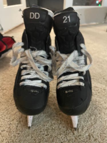 2020 True SVH Hockey Skates Regular Width Size 5 (Used)