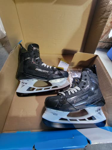 2025 Bauer Supreme Mach Hockey Skates Regular Width 9 (New)