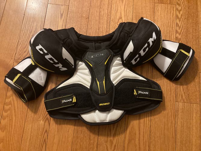Men's Medium Junior CCM Tacks 9060 Shoulder Pads (Used)