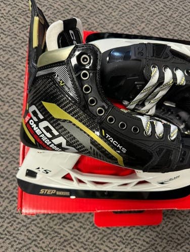 CCM AS-V Pro size 9 Regular Width skates
