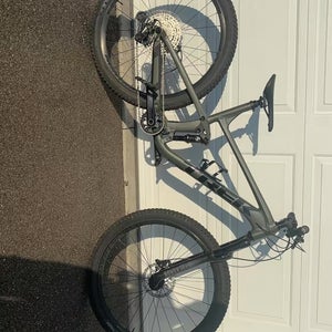 Unisex 2022 Trek Madone Road Bike 14" (New)