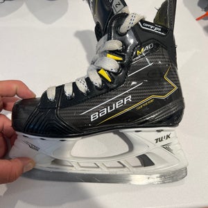 2024 Bauer Supreme M40 Hockey Skates Regular Width Size 2 (Used)