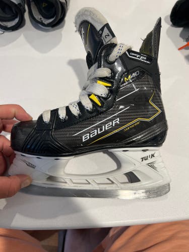 2024 Bauer Supreme M40 Hockey Skates Regular Width Size 2 (Used)