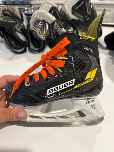 2023 Bauer Supreme M4 Hockey Skates Regular Width Size 1.5 (Used)