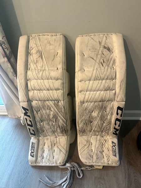 34" +2 CCM Extreme Flex 4 Goalie Leg Pads Pro Stock (Us