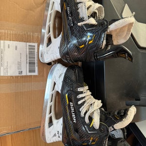 Bauer Supreme M5 Pro Hockey Skates Regular Width Size 2.5 (Used)