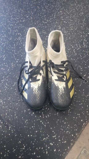 Used Adidas PREDATOR Soccer Cleats White Junior 04.5 11849-S000031640