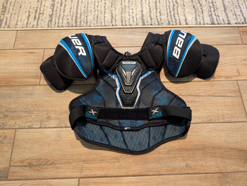Medium Intermediate Bauer X Shoulder Pads (Used)