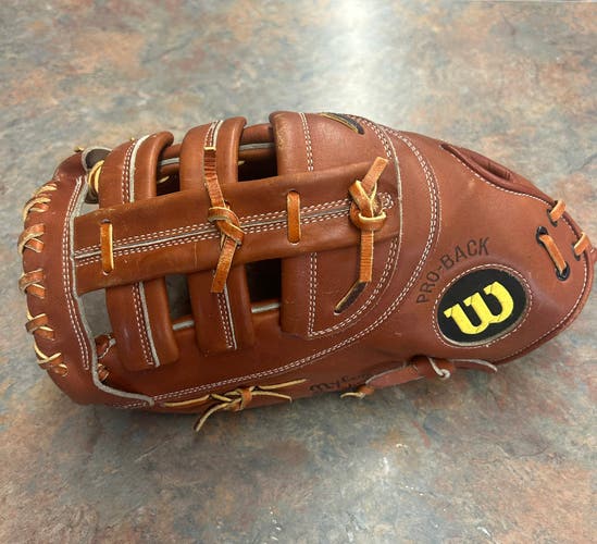 Wilson A2000 Series LHT 1st base A2802 Like New