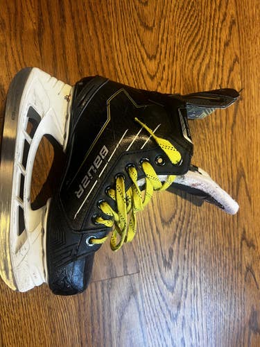 2024 Bauer Supreme M40 Hockey Skates Wide Width Size 5.5 (Used)