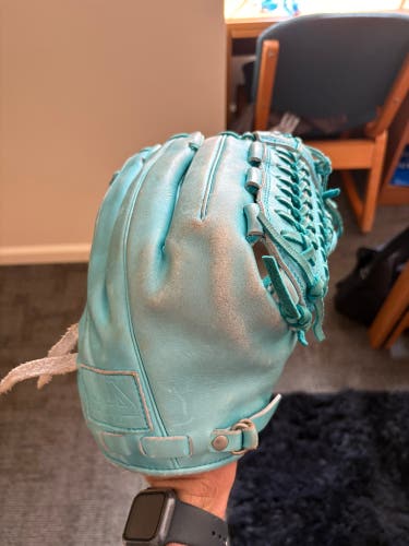 44 Pro Signature Series RH Pitcher's Baseball Glove 12" (Used)