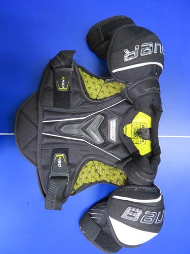 Medium Junior Bauer Supreme S190 Shoulder Pads (Used)