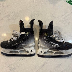 Intermediate Bauer Vapor Hyperlite 2 Hockey Skates |  Size: 4.5 Fit 2